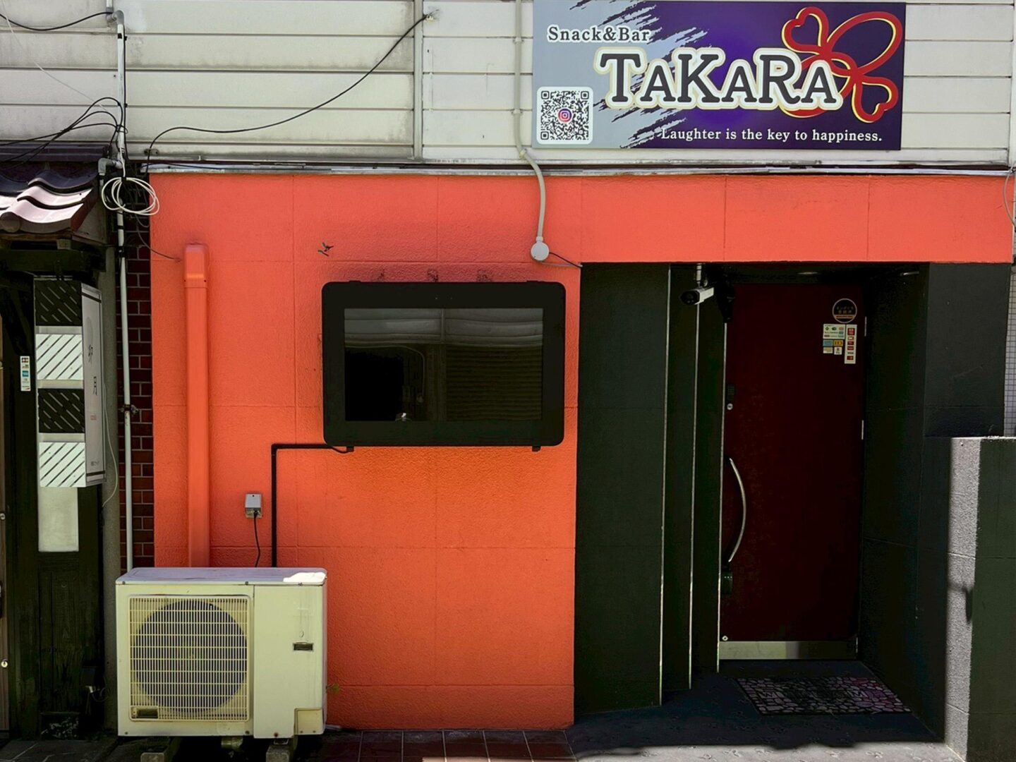 スナック＆バー屋外用LCDサイネージ(43インチ壁掛け型)導入｜Snack&Bar