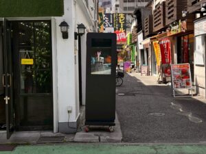 店舗屋外用スタンド型LCDサイネージ(32インチ)導入｜炭火焼肉 牛が如く様(福岡市中央区大名)